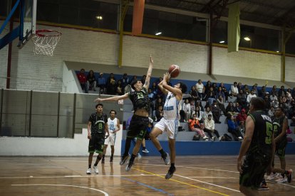 Un intenso duelo entre Danny Vizuete (d) y Francisco Barba (i) se vivió en la final.
