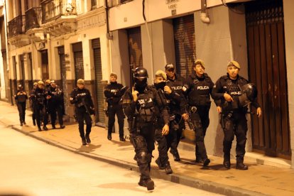 Los ciudadanos han desarrollado teorías conspirativas en torno a los apagones y el toque de queda.