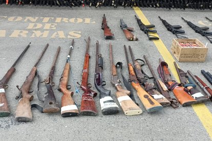 Varias de las armas que fueron incautadas durante los operativos.