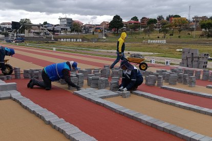 Hace una semana los obreros empezaron con la colocación del material.
