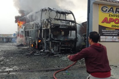 El incendio en el transporte fue provocado por una bomba molotov.