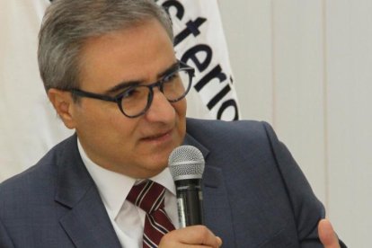 El ministro defendió el alquiler de barcazas generadoras de energía y la compra de electricidad