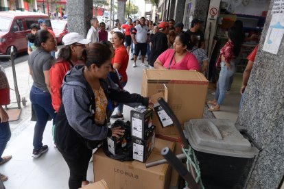 En uno de los locales que distribuyen los focos recargables hacían fila para comprar alguno.