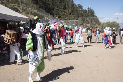 Los disfrazados ingresaron a la cancha en la previa de la final del torneo.