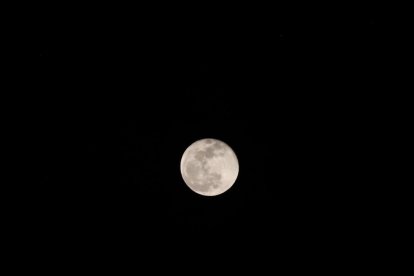Luna llena captada desde Guayaquil, este 18 de septiembre.