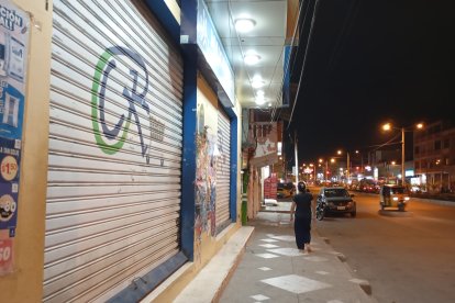 Comerciantes cerraron temprano sus negocios por el anuncio de los cortes de luz.