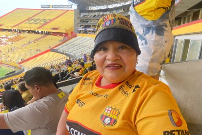 Rosa Bajaña madre de Madelen Riera se hizo hincha del fútbol gracias a su hija.