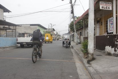 La persona baleada estaba conversando con amigos en este sector.