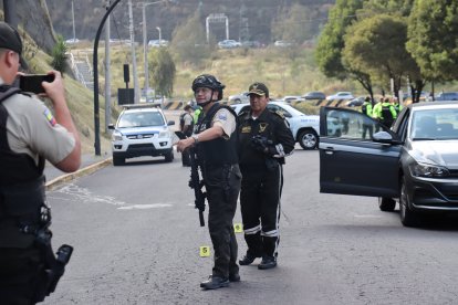 La afectada y su pareja circulaban por la avenida Pichincha, en El Trébol, centro de la ciudad. Sicarios en moto los atacaron.