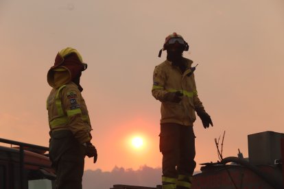 Cerca de las zonas afectadas se levantaron centros de mando para responder inmediatamente a la reactivación del fuego.
