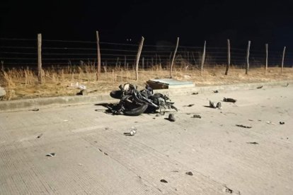 La moto quedó en la calzada hecha pedazos.