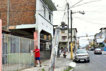 Moradores piden que los encargados puedan arreglar o retirar el poste.