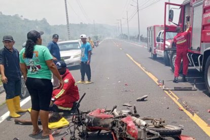 El faltal accidente cobró la vida de dos personas: una mayor de edad y un bombero.