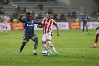 Emelec ganó 3 a 1 a Técnico Universitario.
