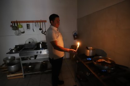 La gente ha optado por comprar velas a fin de combatir los apagones más prolongados.