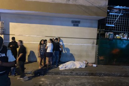 El cuerpo quedó tendido en la vereda tras el hecho.