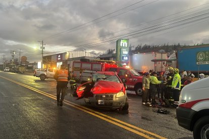 El caso se dio cuando este auto se chocó con otro que iba en sentido contrario.