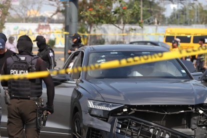 Un auto baleado quedó abandonado en estacionamiento del teatro.