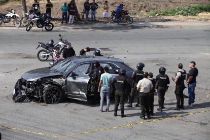 Un vehículo de alta gama quedó destruido tras el enfrentamiento.