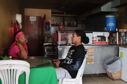 Dueños locales se veían preocupados porque los cortes de luz les dejaron sin clientes.