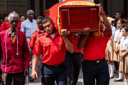 El Cuerpo de Bomberos de Esmeraldas homenajeó a José Méndez, quien falleció a causa de un accidente de tránsito.