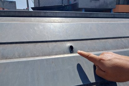 Los tiros perforaron hasta los tachos de basura en la calle Toacazo, en La Gatazo, sur de Quito.