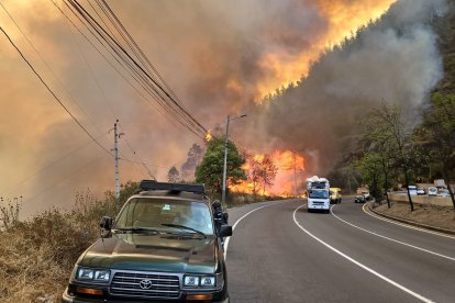 El incendio impide la circulación vehicular en esta zona de la avenida Simón Bolívar.