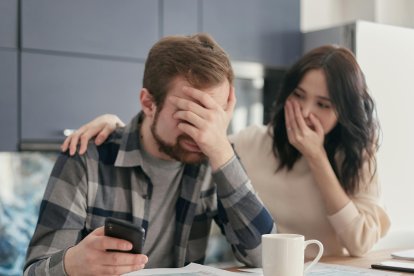 Expertos señalan que los problemas con deudas pueden afectar la relación de pareja.