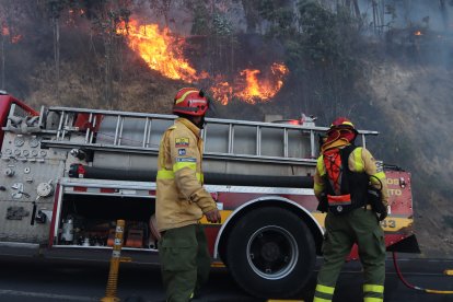 El incendio impide la circulación vehicular en esta zona de la avenida Simón Bolívar.