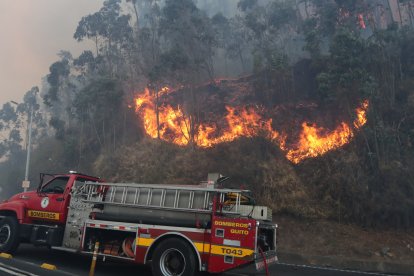 Las llamas no cesan pese al esfuerzo del Cuerpo de Bomberos de Quito.