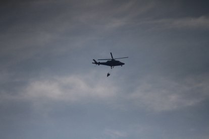 El incendio es combatido por los bomberos de Quito. Las llamas se propagan por el viento.
