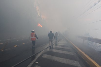 Bomberos de Quito tratan de contener el avance de las llamas en la capital.