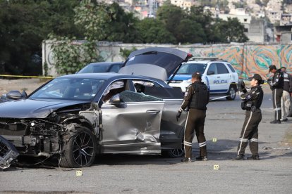 Las tres víctimas se desplazaban en este vehículo, el cual fue interceptado y embestido por los criminales antes de que abrieran fuego contra ellas.