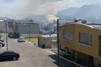Vista del incendio en vía al valle de los Chillos.