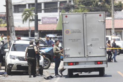 Policías llegaron al sitio para recabar datos y retirar el cadáver.