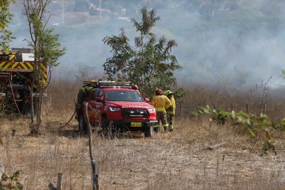 Personal de Bomberos trabajó la tarde de este 25 de septiembre para apagar las llamas.