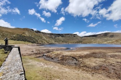 La laguna de Salayambo tiene menos de la mitad de agua de lo normal.