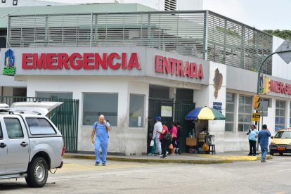 El matrimonio se dio en la sala B de la Unidad de Cuidados Intensivos del hospital Teodoro Maldonado, en el sur de Guayaquil.