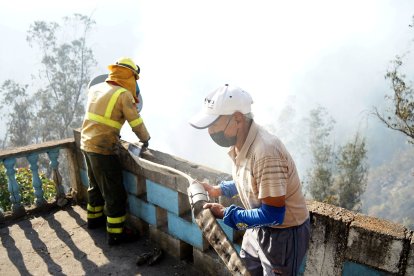 En Guápulo, los vecinos ayudaron a sostener las mangueras para los bomberos.