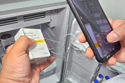 Técnico del Arcsa toma información de uno de los lotes del medicamento