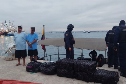 La Armada del Ecuador realizó la detención de dos sujetos que transportaban la droga.
