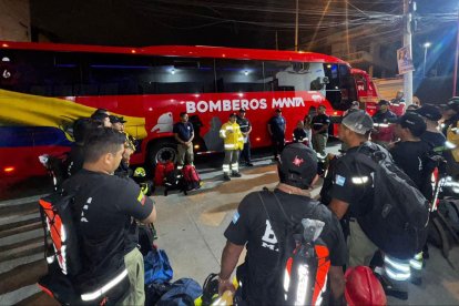 Personal del Cuerpo de Bomberos de Manta.