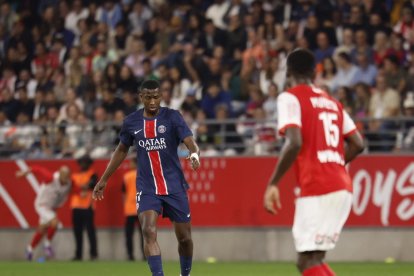 Willian Pacho en el partido de PSG ante Girona por Champions League