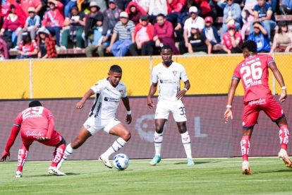 Liga de Quito en la visita a El Nacional en el estadio Olímpico Atahualpa