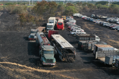 El incendio afectó un lote de vehículos en el Parque Samanes.