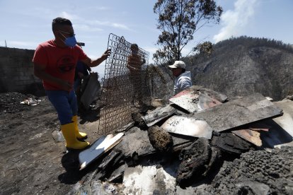 Vecinos y familiares ayudan a limpiar los escombros de la casa de la familia Usamá.
