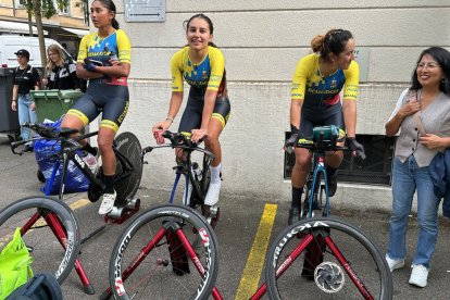 Natalia Vásquez (i), Marcela Peñafiel y Miryam Núñez, en una de las últimas prácticas previas a la ruta de la categoría elite damas del Mundial.