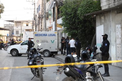 Personal de Criminalística llegó al lugar para hacer el levantamiento de los cadáveres.