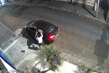 Esta mujer fue embarcada, por la fuerza, en un vehículo negro en Las Casas, noroccidente de Quito.