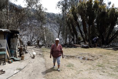 María Morales vive en Pacaypamba y su casa estuvo a punto de ser consumida por el fuego.